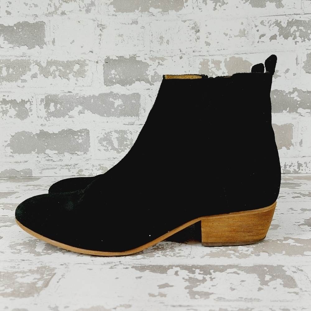 Free people Black Suede Almond Toe Chelsea Boots T56
